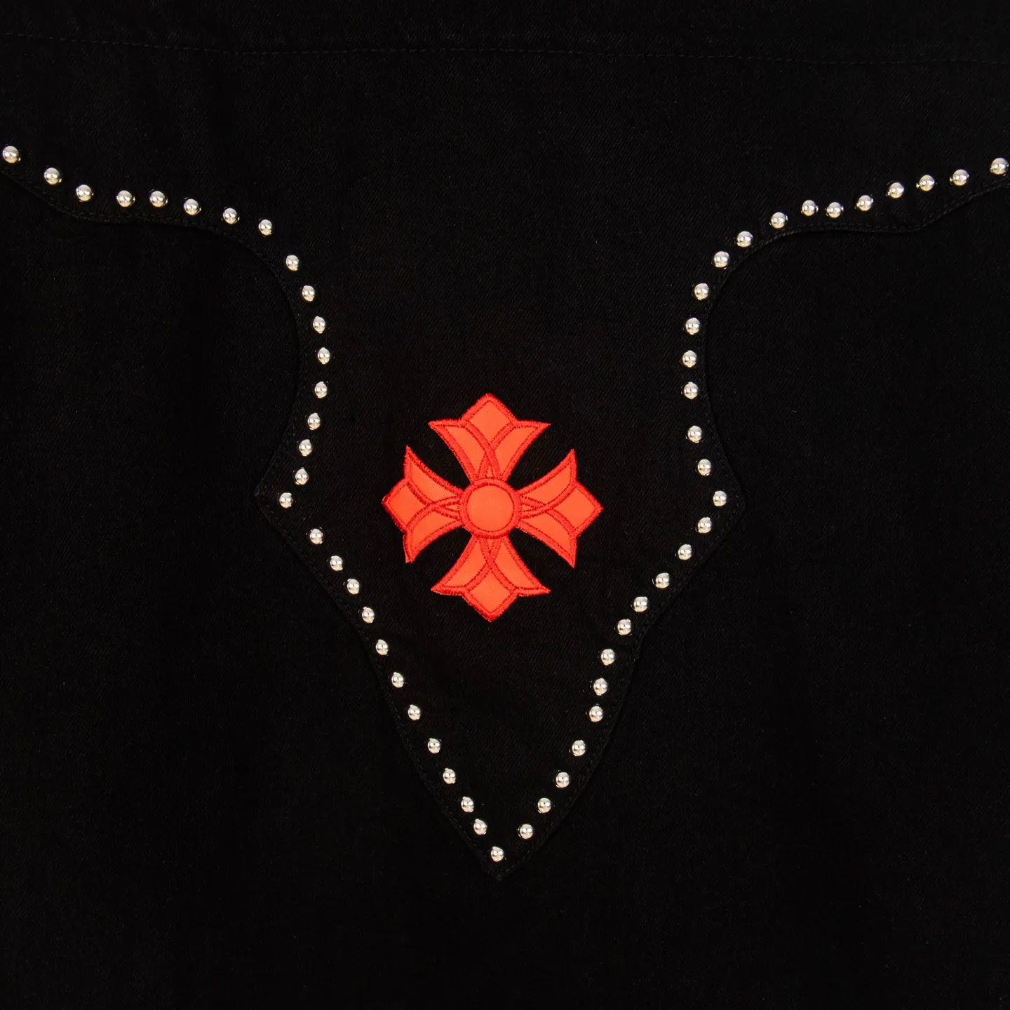 P280 Chrome Hearts Chrome Hearts heavy-duty denim jacket with rivets and multiple farts. The same model as the Internet celebrity star. The cross-printed denim jacket has a unique cross design element and is full of design. It is made of 100% denim cotton fabric with heavy coarse yarn count, which ensures a stiff and tough silhouette while being soft, comfortable and breathable. The lapel is designed with silver buttons and is full of texture. The classic white cross logo is all over the dress, making it a perfect versatile style for spring and summer! The original loose version is made of high-quality pure cotton fabrics. The fabric pattern is high-definition and delicate without burrs. It is comfortable and breathable to wear. All the buttons are molded and customized. It is casual and fashionable and can be matched with any bottoms. It can be windproof and sunproof in spring and summer. It can be worn outside in autumn and winter! Easily concave shape makes you look slimmer and taller, perfect for both men and women! Style number: 1764# Color: Black Size: S M L XL